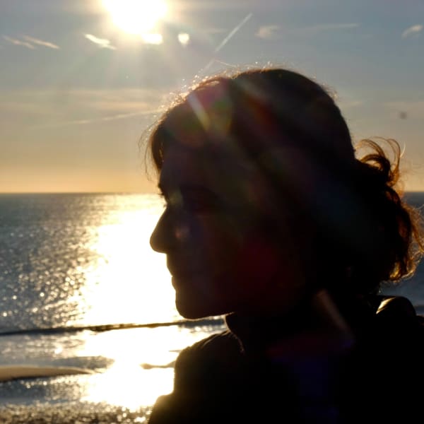 Silhouette d’une musicienne face à la mer