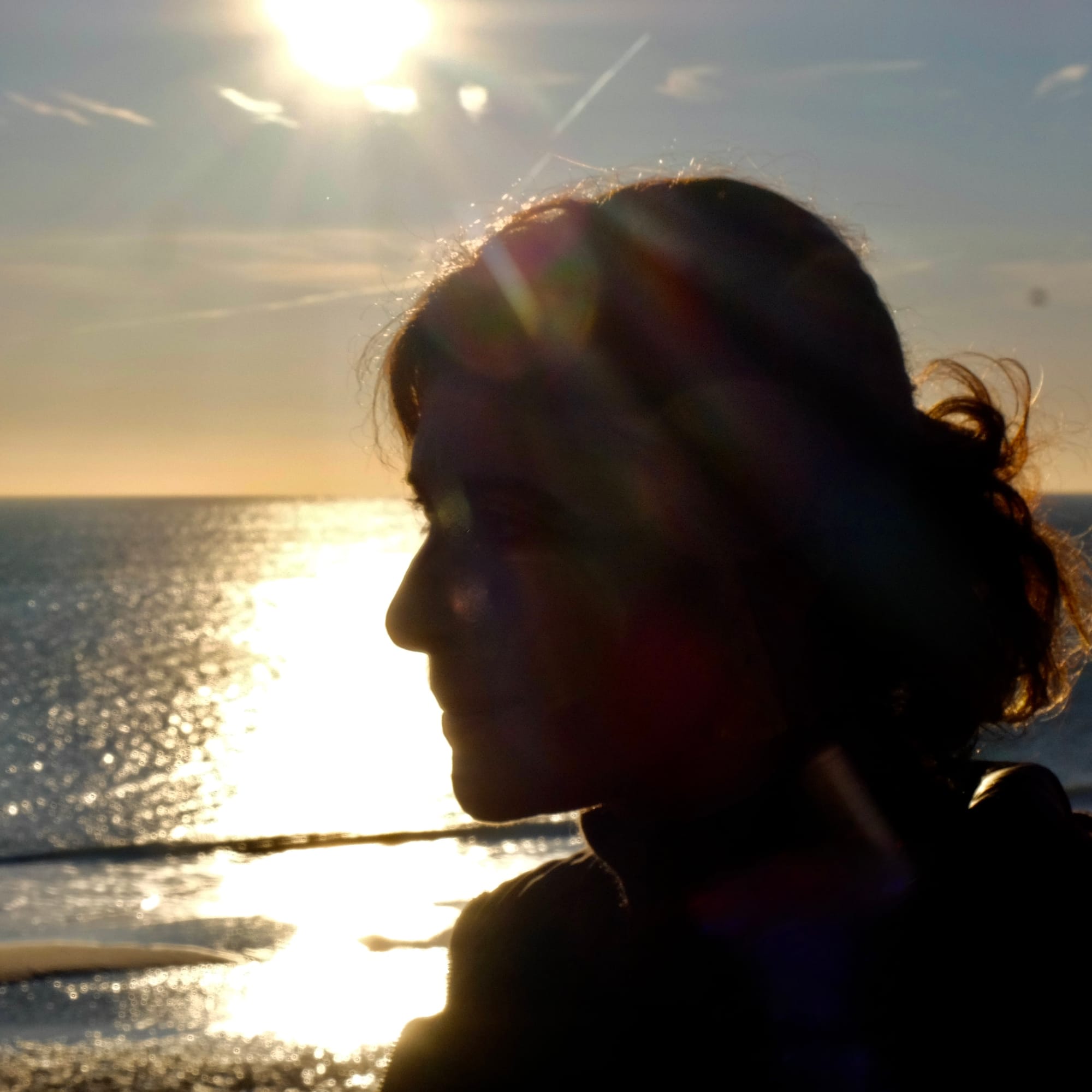 Silhouette d’une musicienne face à la mer