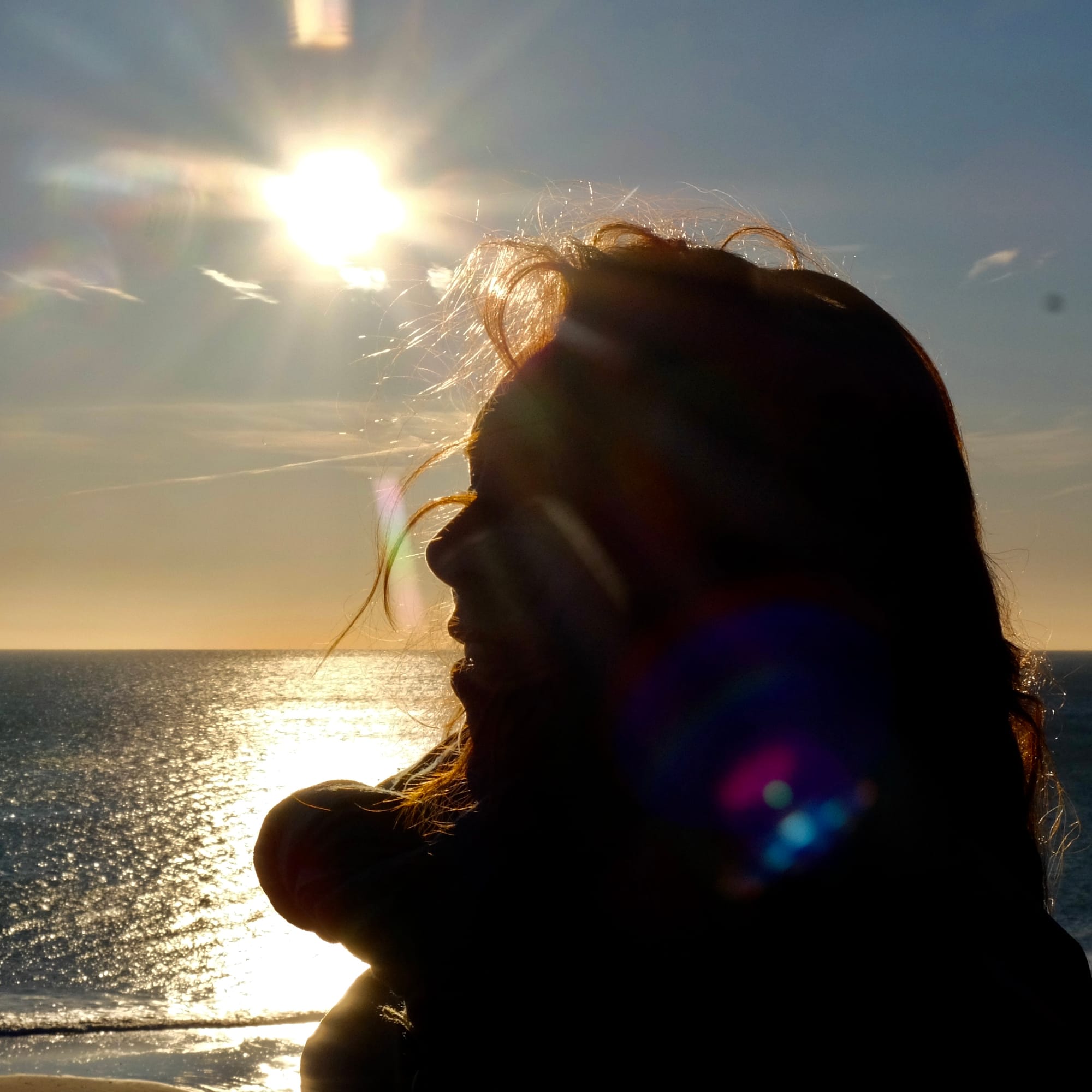 Silhouette d’une musicienne face à la mer