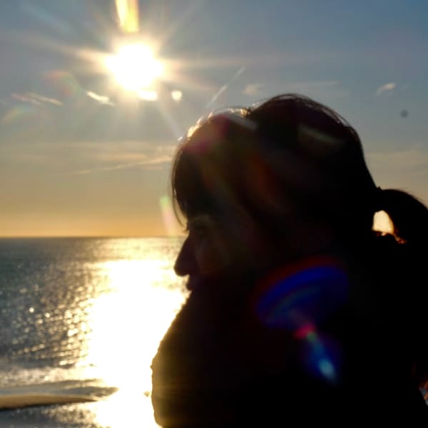 Silhouette d’une musicienne face à la mer