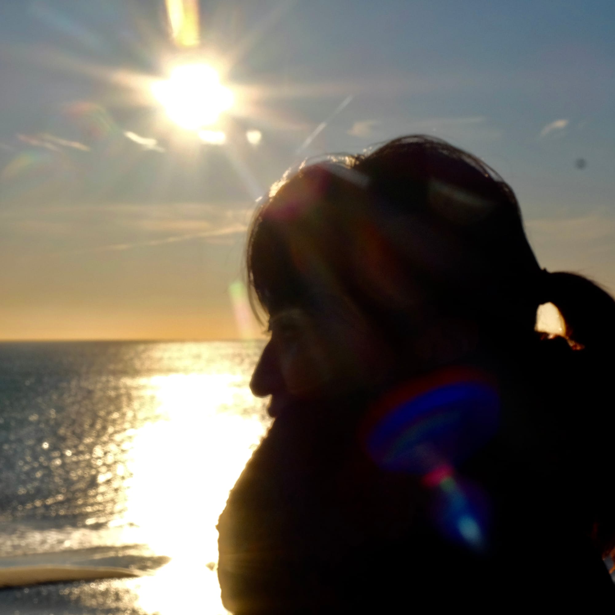 Silhouette d’une musicienne face à la mer