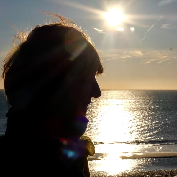 Silhouette d’une musicienne face à la mer