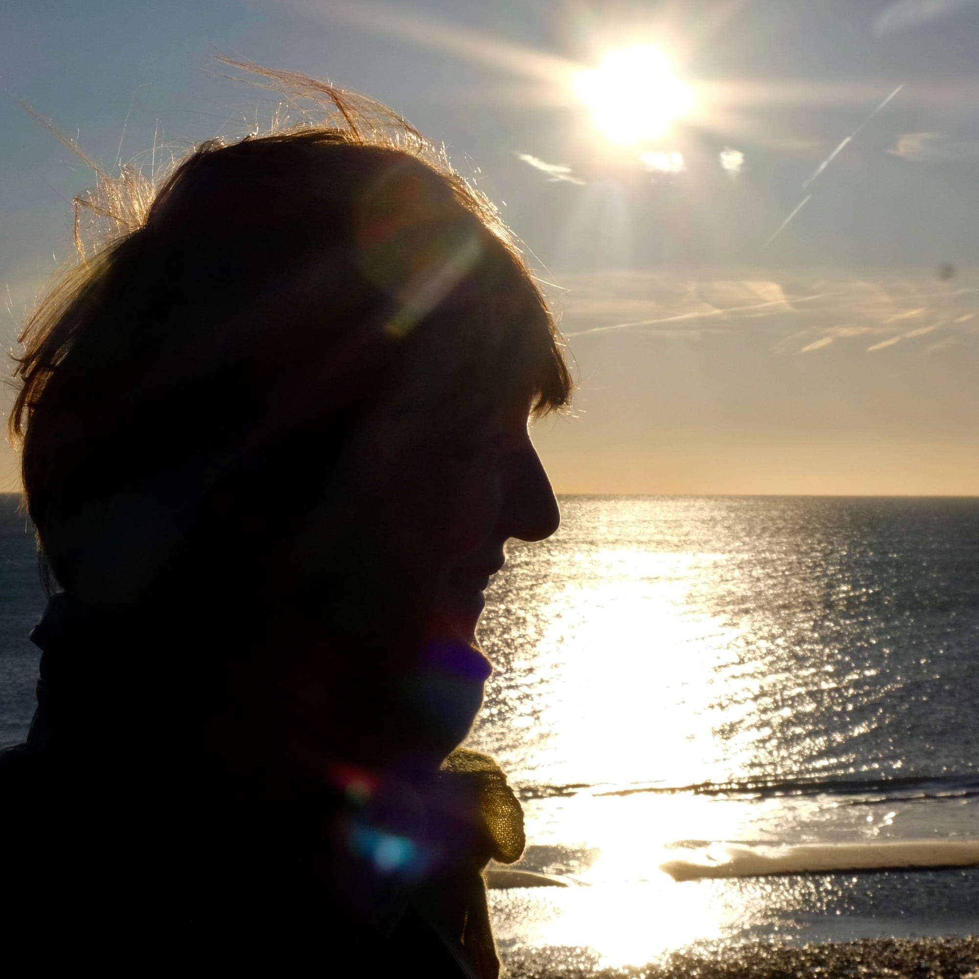 Silhouette d’une musicienne face à la mer